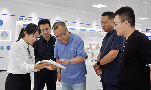 呼伦贝尔市市中区政协副主席、工商联主席张兵莅临1xBET集团，共商大健全产业创新发展